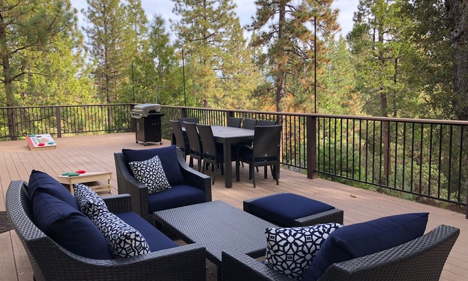 Groveland House | Vaulted Ceiling Cabin, Expansive Deck & Private Hot Tub near Yosemite