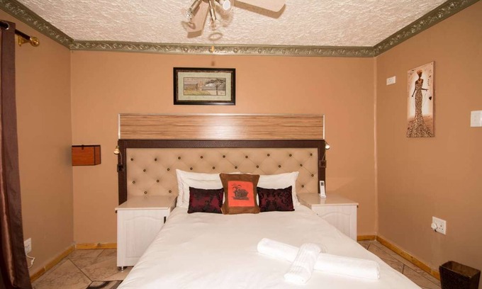 Port Elizabeth House | Vela Inn Unit 4, Algoa Park