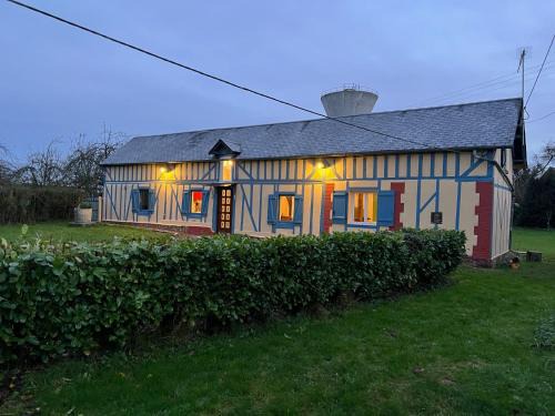 La Ferte-en-Ouche House | Venez respirer l'air de la Campagne a 70 km de de l'Océan, Villers sur Mers , Deauville . Maison de 100 m² ,sur une parcelle de 2000 m² 3 chambres toutes refaites , 2 salles d'eau , 2 toilettes , cuisine équipées . tous refait a neuf