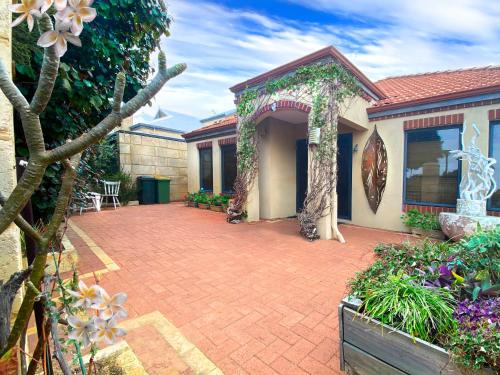 Wannanup Apartment | Venice on the beach