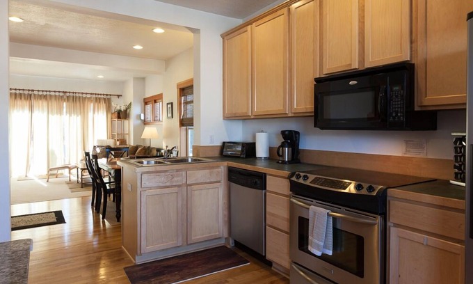 Hood River House | Venturi - Close to Downtown! Glimpses of the Columbia River and Mt. Adams, A/C