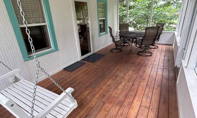 Decorah House | Veranda House Decorah - King Bed, Sauna, sleeps 4