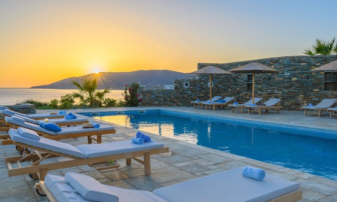 Gavrio House | Very large house with pool on the beach in 4 houses - Ideal for families