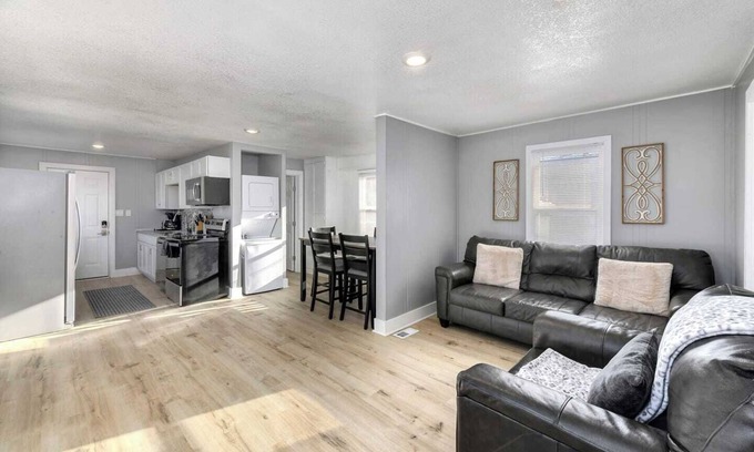 Sugar Creek House | Very Quiet | 15M -> Dntwn | Hidden Gem | 910 Mbps