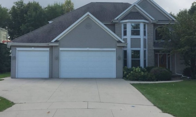 Bellevue House | Very Spacious 5 BR Home 15 min drive to Lambeau!