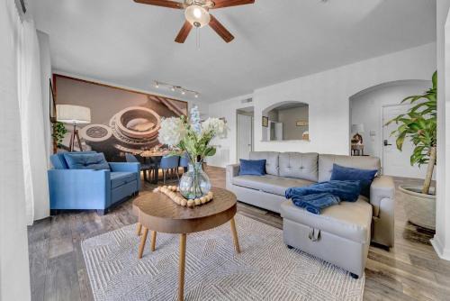 Tampa Apartment | Vibrant 2br Apt Pool, Hot Tub, Gym #11