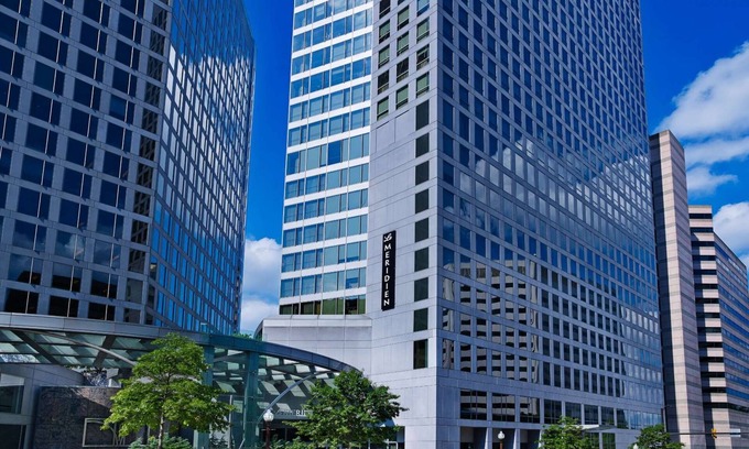 North Rosslyn Hotel | Vibrant Arlington | Metro Access. Potomac Views