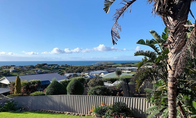 Encounter Bay House | Victor Harbor | Spacious | Seaside | Pets Welcome | Balcony Views, Smart TV, Wi-Fi, Outdoor Firepit