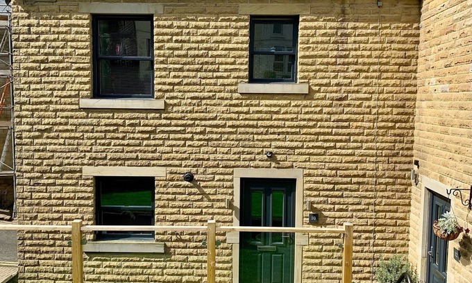 Hepworth Cottage | VICTORIA HOUSE, family friendly, with a garden in Holmfirth