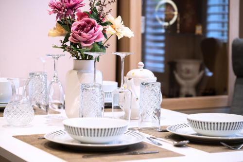 Walthamstow Apartment | Victorian 2 Bedroom Flat, King Beds, Free WiFi, Near Shops & Transport, E17