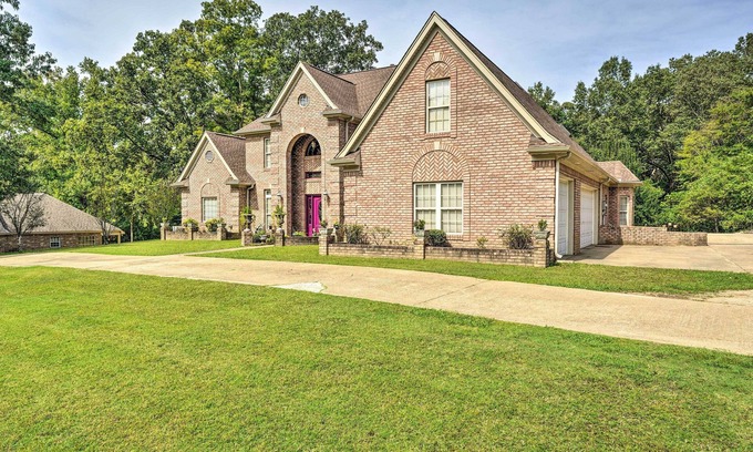 Hernando House | Victorian Hernando Home ~ 25 Miles to Memphis