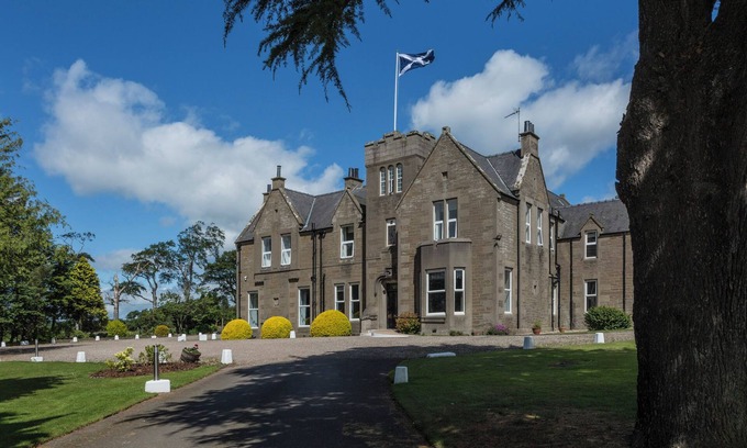 Carnoustie House | Victorian Mansion, fully refurbished, sleeps 24 guests in 12 ensuite bedrooms