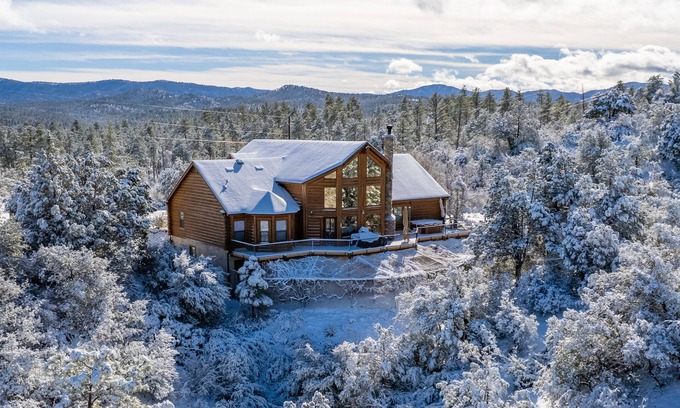 Prescott Cabin | View ~ATV~Karaoke Bar ~Kayaks/Bikes ~Hot Tub/Sauna