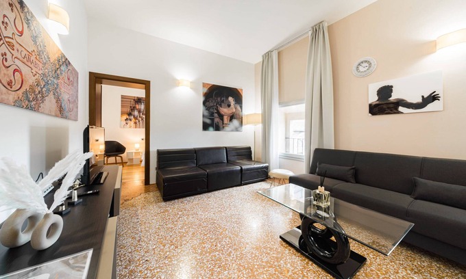 Historic Center Apartment | View of Piazza Maggiore - Arcadian By ImmoBo - Bologna Center