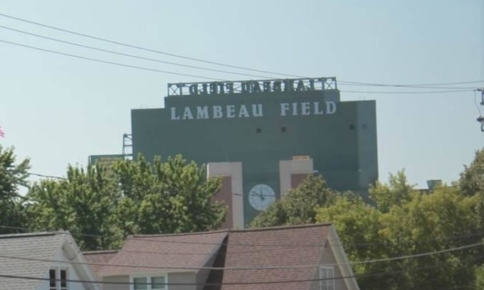 Green Bay House | View Stadium; Steps to Packer Game Titletown District Park; Tailgate Fun Family