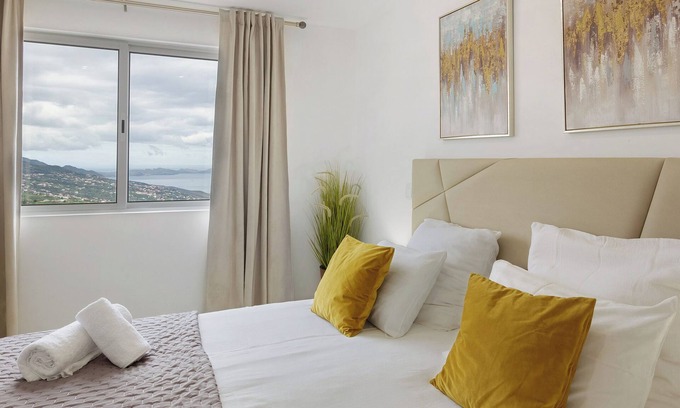 Gaula Apartment | 'View Suite' Room with Mountain View, Wi-Fi and Air Conditioning
