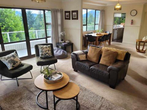 Hanmer Springs House | views and space for large groups - 5 bedrooms, 2 kitchens and 3 bathrooms