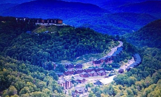 Gatlinburg Resort | VIEWS! CHRISTMAS! 2 BD-2 BA WATER PARK! MOUNTAIN TOP!