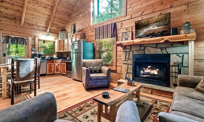 Gatlinburg - Pigeon Forge Cabin | Views, Hot Tub, Resort Amenities!