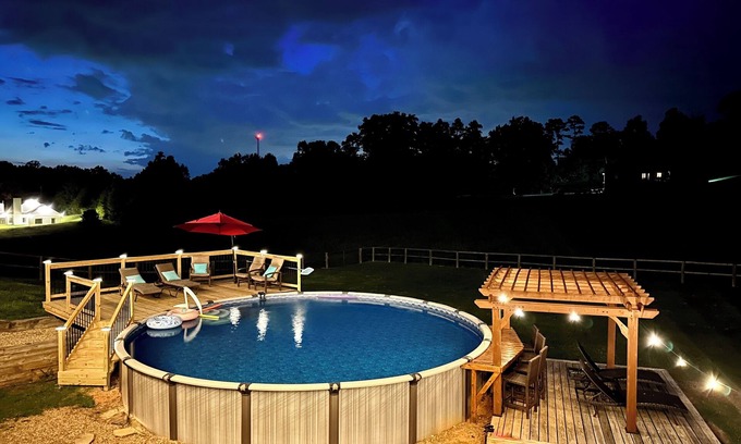 Dandridge House | ⛰️Views! Huge hot tub! Firepit area! 20 mins to DWood, fenced yard! Pets welcome!