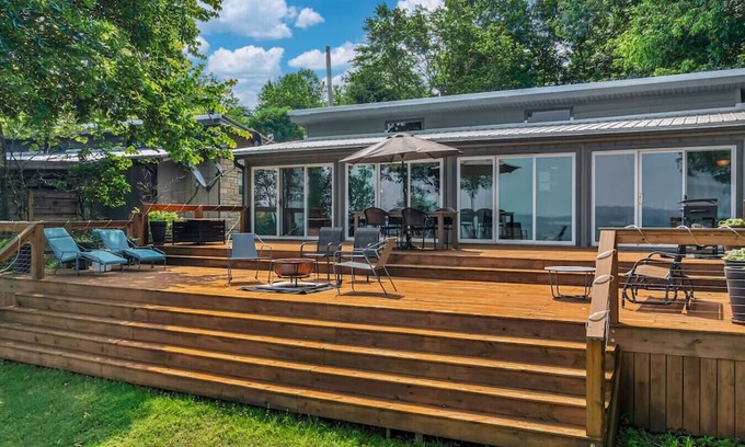 Mentone Cottage | VIEWS I Large Deck I Mid-Century Cottage