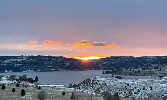 Davenport Apartment | Views of Lake Roosevelt, On-Site Restuarant and Brand New Renovated Rooms!