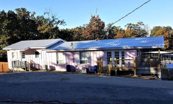 Lake Ozark Villa | Villa 1 sleep 6 w/VIP pkg- Bachelor parties here!