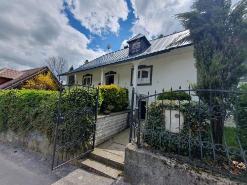Banska Stiavnica Villa | Villa Amalia, centrum Banska Stiavnica, parkovanie pre 2 auta, velka zahrada s krbom, cela Villa Amalia pre 14 osob alebo samostatne nezavisle prve podlazie Villa AMA pre 6 osob alebo samostatne nezavisle podkrovie Villa LIA pre 8 osob,prístup cez PIN-kód
