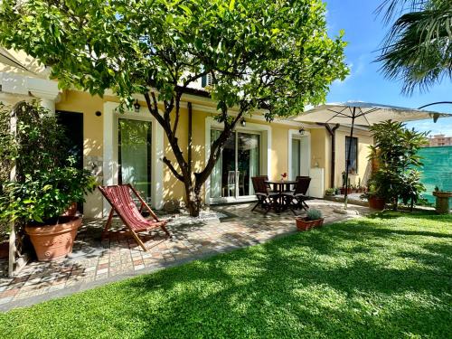 Vallecrosia Apartment | Villa Angelina Holiday Homes I Casa UG I Villa del 700 I Giardino I 4 ospiti I Mare 5 min I Parcheggio privato