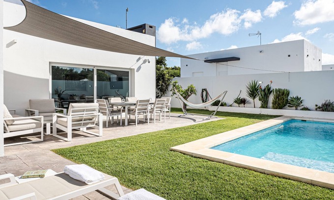 Chiclana de la Frontera House | Villa 'Chill Out Of City' with Private Pool, Wi-Fi and Air Conditioning