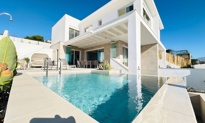 Torre del Mar Villa | Villa 'Casa Blanca' with Sea View, Wi-Fi and Air Conditioning