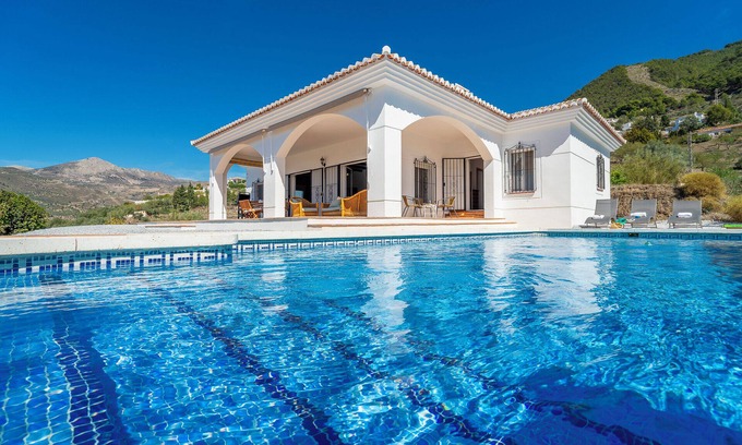 Los Cortijillos Villa | Villa 'Casa Hyam' with Lake View, Private Pool and Air Conditioning