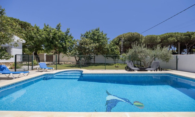 Chiclana de la Frontera Villa | Villa 'Chalet Good Vibes' with Private Pool, Wi-Fi and Air Conditioning