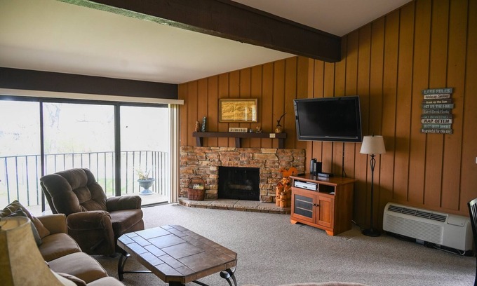 Lake Geneva Condo | Villa Como at Interlaken |Short Walk to Beach |Pool |Gas Fireplace |Ski at Alpine or Grand Geneva