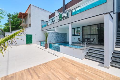 Ponte Branca Villa | Villa da Serra 2 - Casa com piscinas privativas vidro