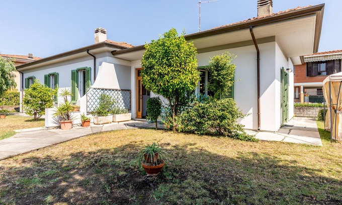Marina di Carrara Villa | Villa 'Dalla Nonna' with Private Garden