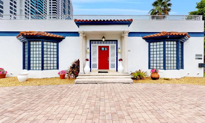 West Avenue House | Villa Diamond in South Beach