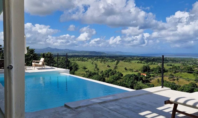 El Factor Villa | Villa elevated on a hill overlooking a majestic view of the sea