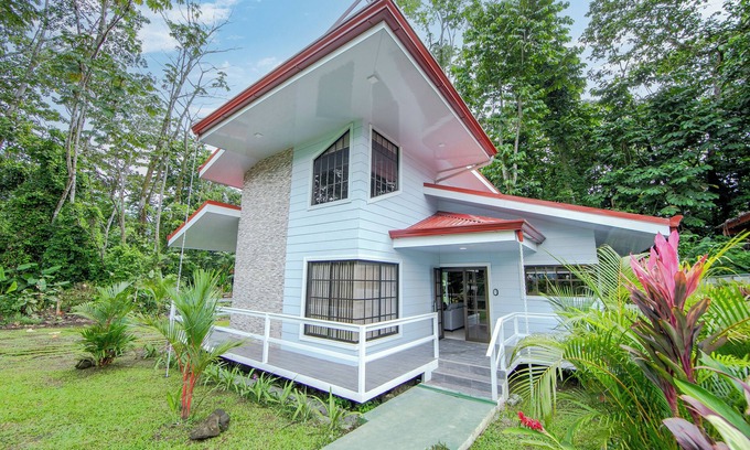 La Fortuna House | Villa Escondida Charming 3bedroom house with WiFi and AC in brilliant La Fortuna