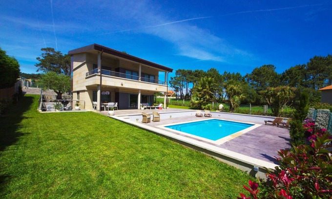 Montalvo House | Villa in Sanxenxo with Sea View & Pool