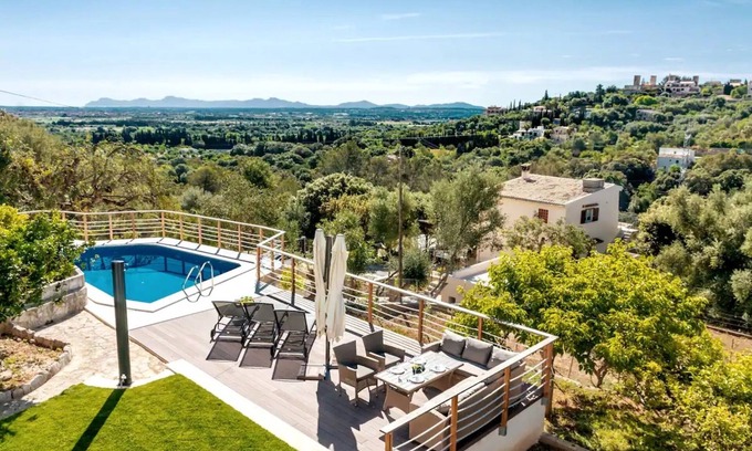 Buger Villa | Villa 'Ines' with Private Pool, Wi-Fi and Air Conditioning