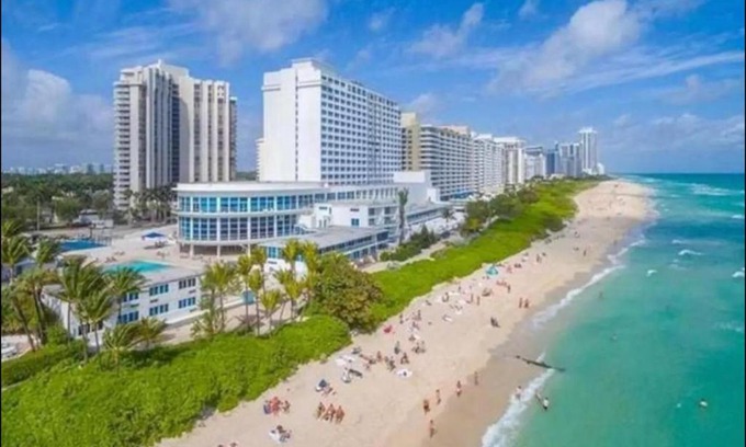 Mid Beach Apartment | Villa Katy, Beachfront property