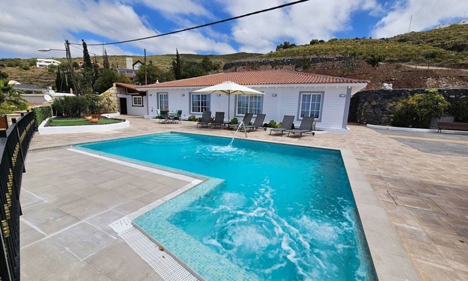 Adeje Villa | Villa La Paz con piscina y yacuzzy integrado