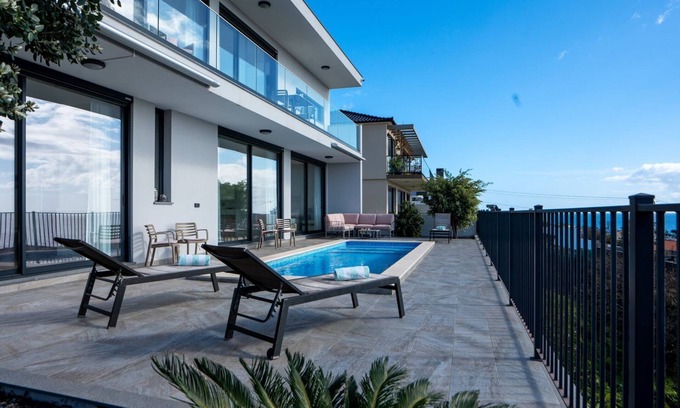 Prazeres House | Villa La Perla by LovelyStay