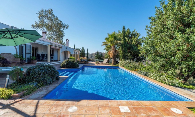 Cutar Villa | Villa 'Serenidad' with Mountain View, Pool, Wi-Fi and Air Conditioning