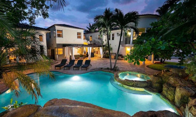 Seybold House | Villa sleeps 18 in Miami Shores with Movie theater/Pool/Jacuzzi