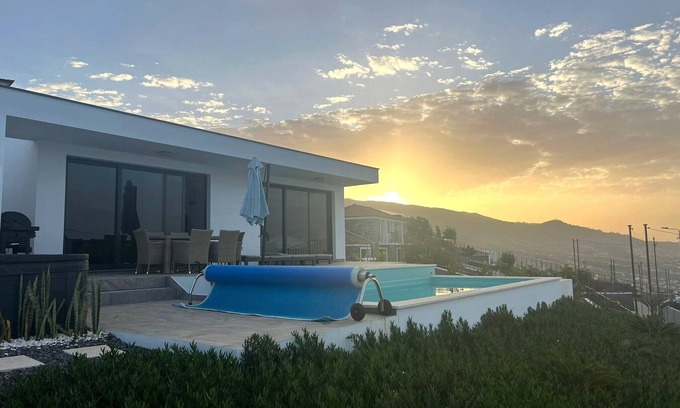 Prazeres Villa | Villa Sundowner - pool, jacuzzi, sea view