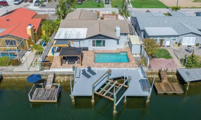 Hudson Beach Estates Villa | Villa Walk to Beach, Pool, Kayak, Games Great for Family Vacations