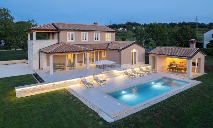 Beram Villa | Villa with a pool for 8 persons iwith a panoramic view and a large garden.