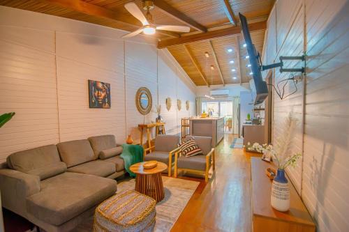 Antoneys Cay House | Villa with Pool 5 min beach, close 2 WestBay